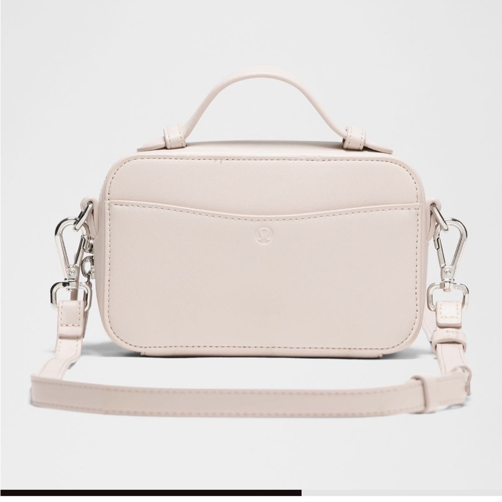 LIKE NEW lululemon Cashew Camera Crossbody Bag - Picture 9 of 9